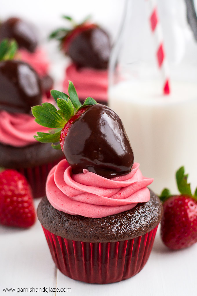 Everyone could use a little more chocolate in their life. Enjoy it with fresh fruit in these delectable CHOCOLATE DIPPED STRAWBERRY CUPCAKES!