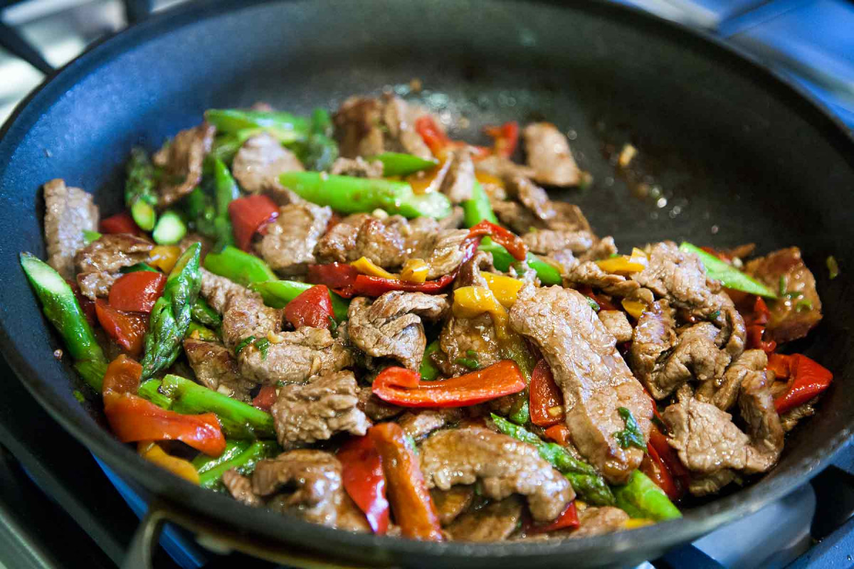 Flank Steak Stir Fry with Asparagus and Red Pepper