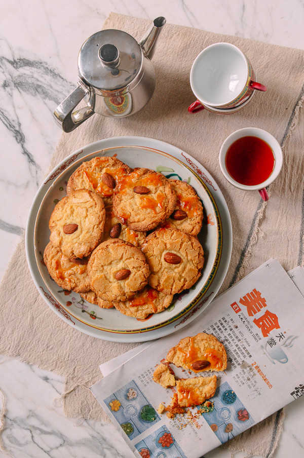 Old-Fashioned Chinese Almond Cookies