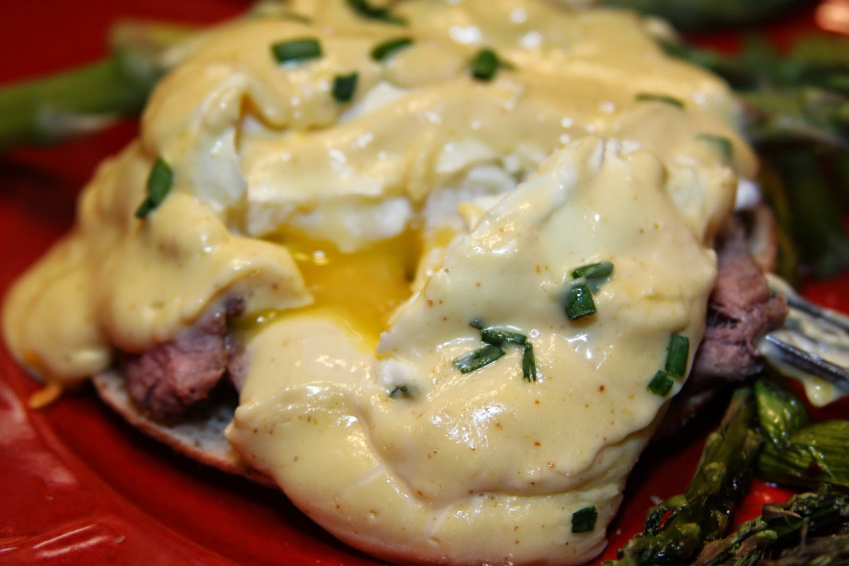 Steak and Asparagus Eggs Benedict with Spicy Hollandaise