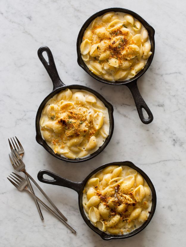 Macaroni and Cheese Recipes - Creamy Skillet Mac and Cheese - Best Mac and Cheese Recipe - Baked, Crockpot, Stovetop and Easy, Quick Variations - Homemade, Creamy Sauce - Pioneer Woman Favorites - Velveets Cheddar and 3 Cheese Bacon, Breadcrumbs http://diyjoy.com/mac-and-cheese-recipes