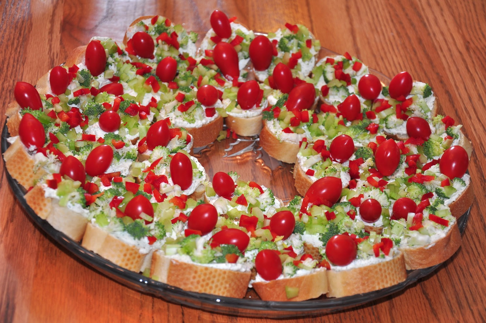 Appetizers For Christmas
 The Changeable Table Red & Green Appetizer Wreath