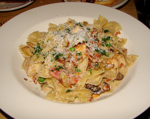 Cheesecake Factory Farfalle With Chicken And Roasted Garlic
 Waikiki Eats The Cheesecake Factory – Tasty Island