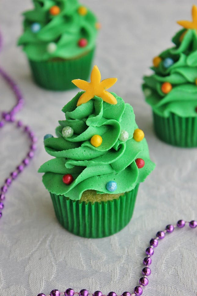 Christmas Cake And Cupcakes
 18 Adorable Christmas Cupcake Recipe Ideas That Are