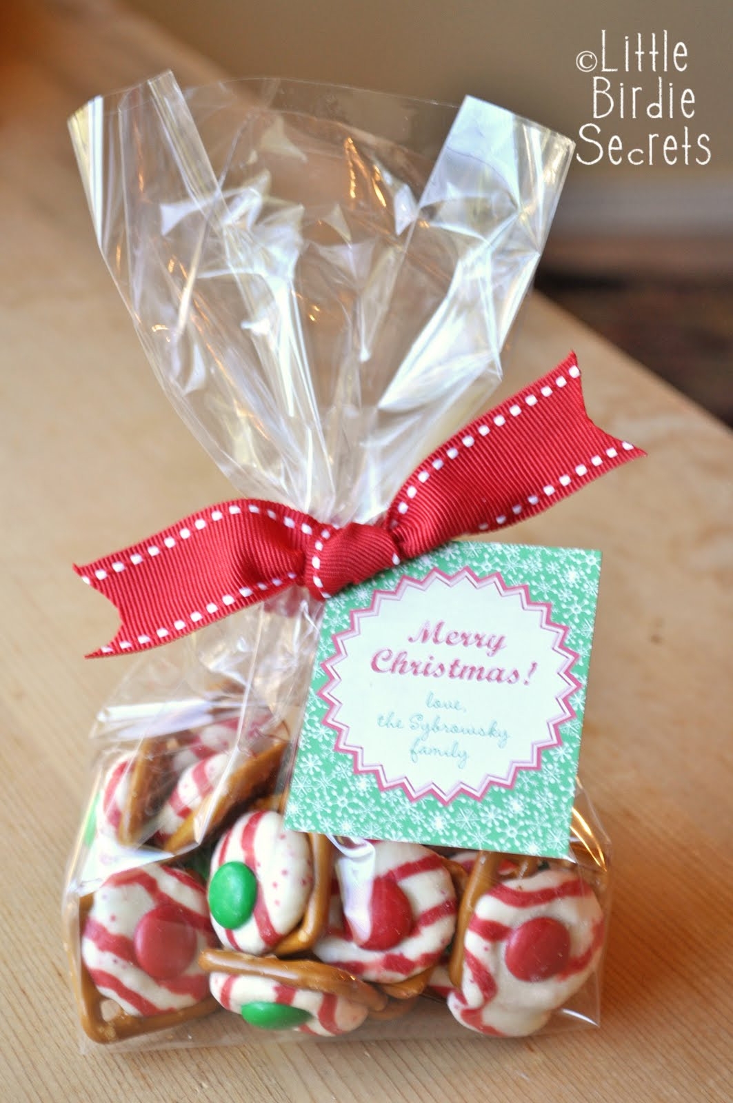 Christmas Candy Treats
 holiday pretzel kisses last mintute christmas treats