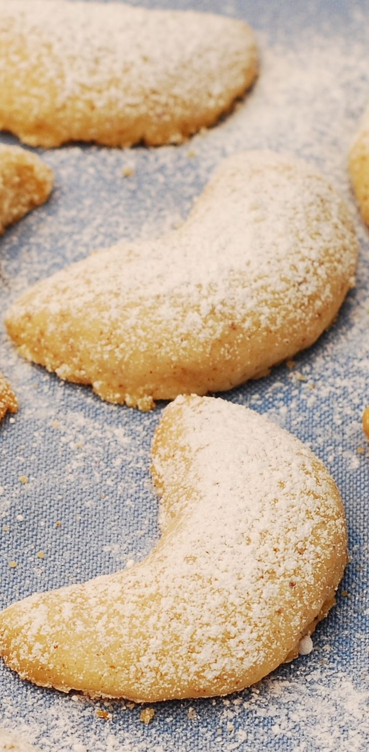 Christmas Crescent Cookies
 Almond crescent Christmas cookies