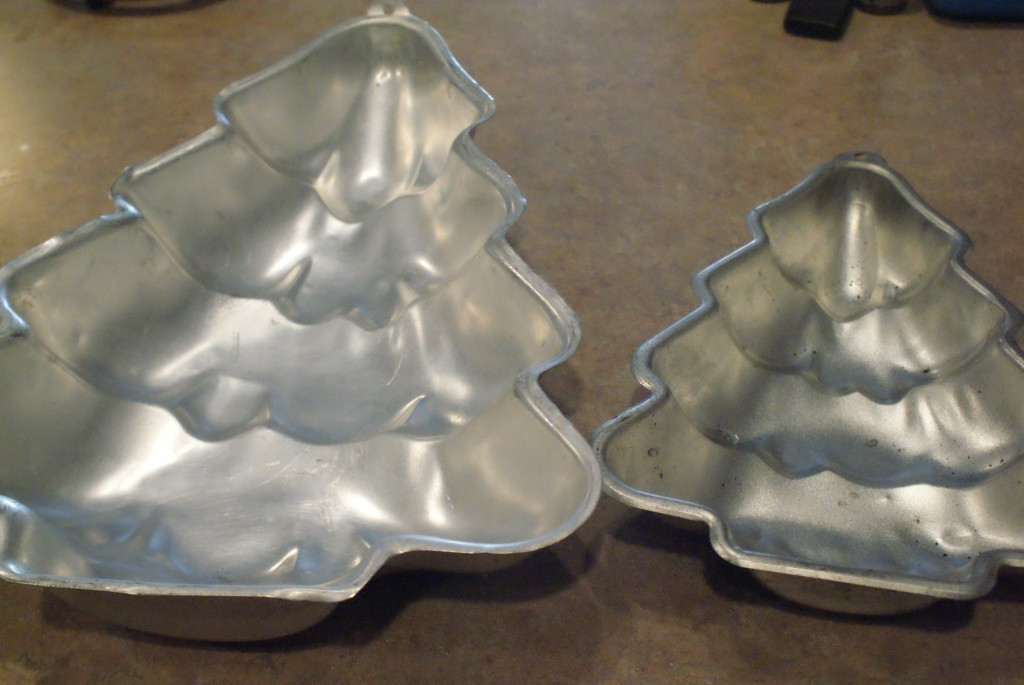 Christmas Tree Baking Pan
 DIY Crackle Painted Christmas Tree Cake Pan Decor Clever