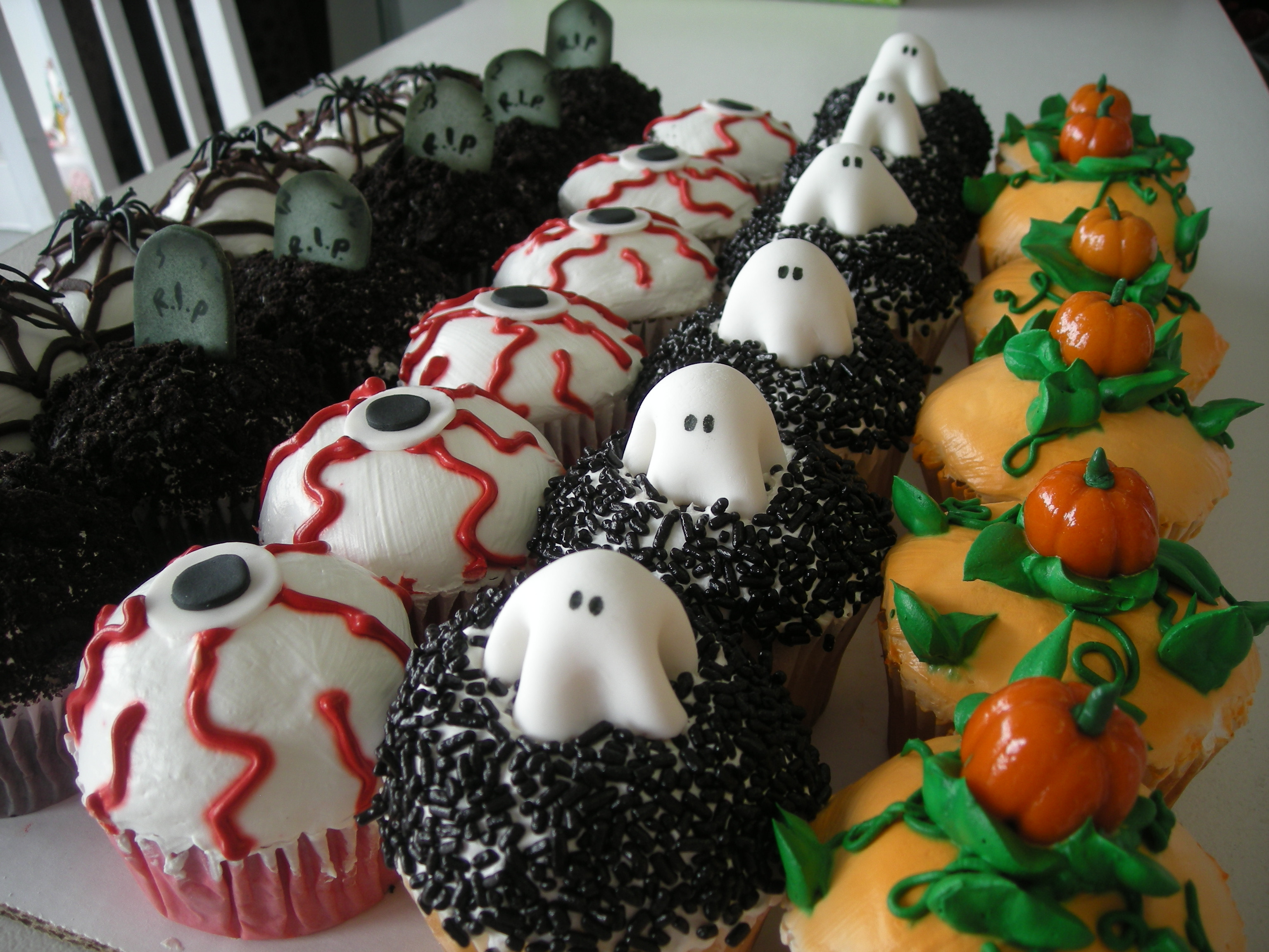 Creepy Halloween Cupcakes
 Halloween