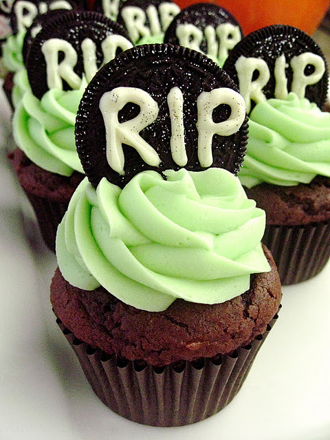 Cupcakes Para Halloween
 Cookies & Cream Tombstone Cupcakes Your Cup of Cake