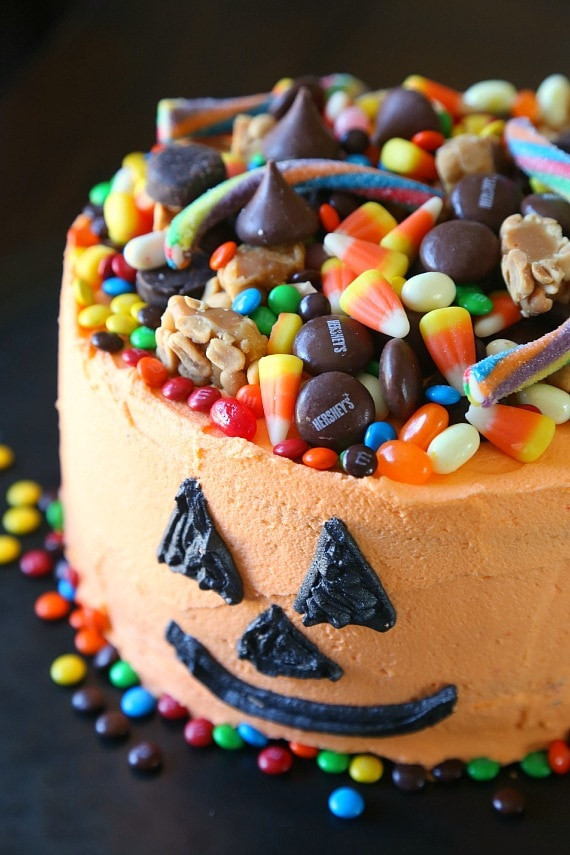 Easy Halloween Cakes
 Halloween Candy Cake