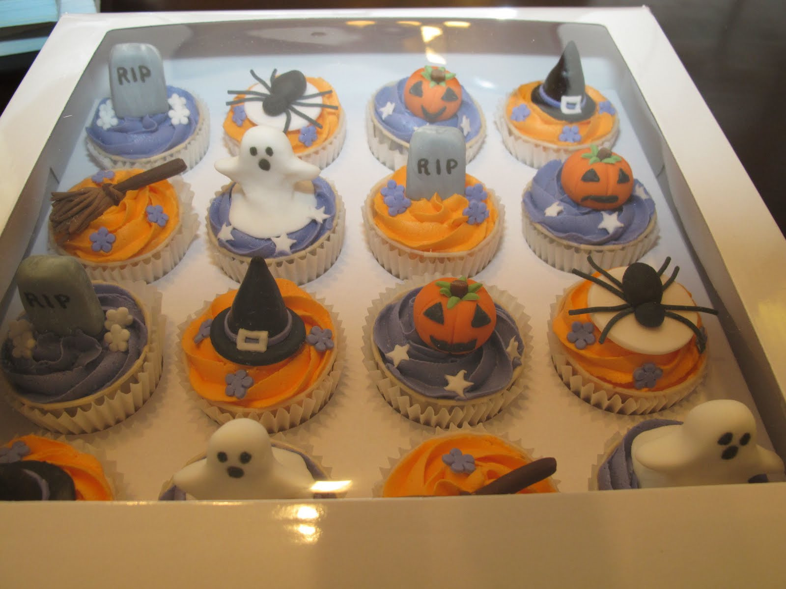 Halloween Cakes And Cupcakes
 Pink Oven Cakes and Cookies Halloween cupcake ideas