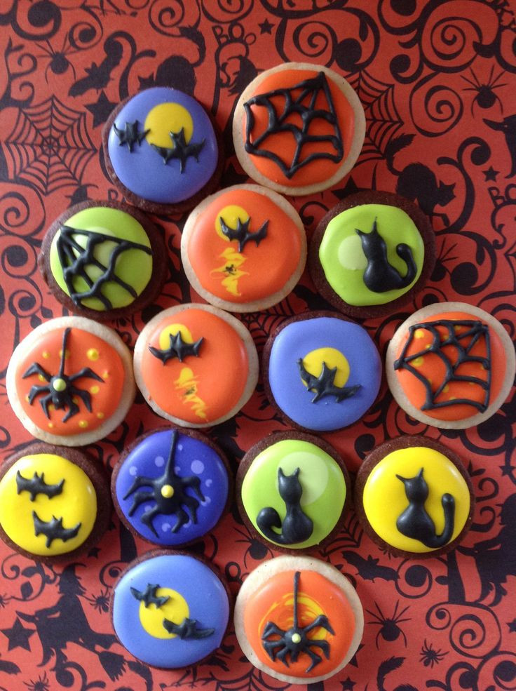 Halloween Cookies Decorating
 113 best round cookies decorated images on Pinterest