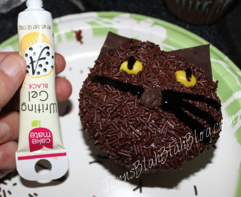 Halloween Cupcakes For Kids
 Halloween Recipes Make Black Cat Cupcakes for Halloween