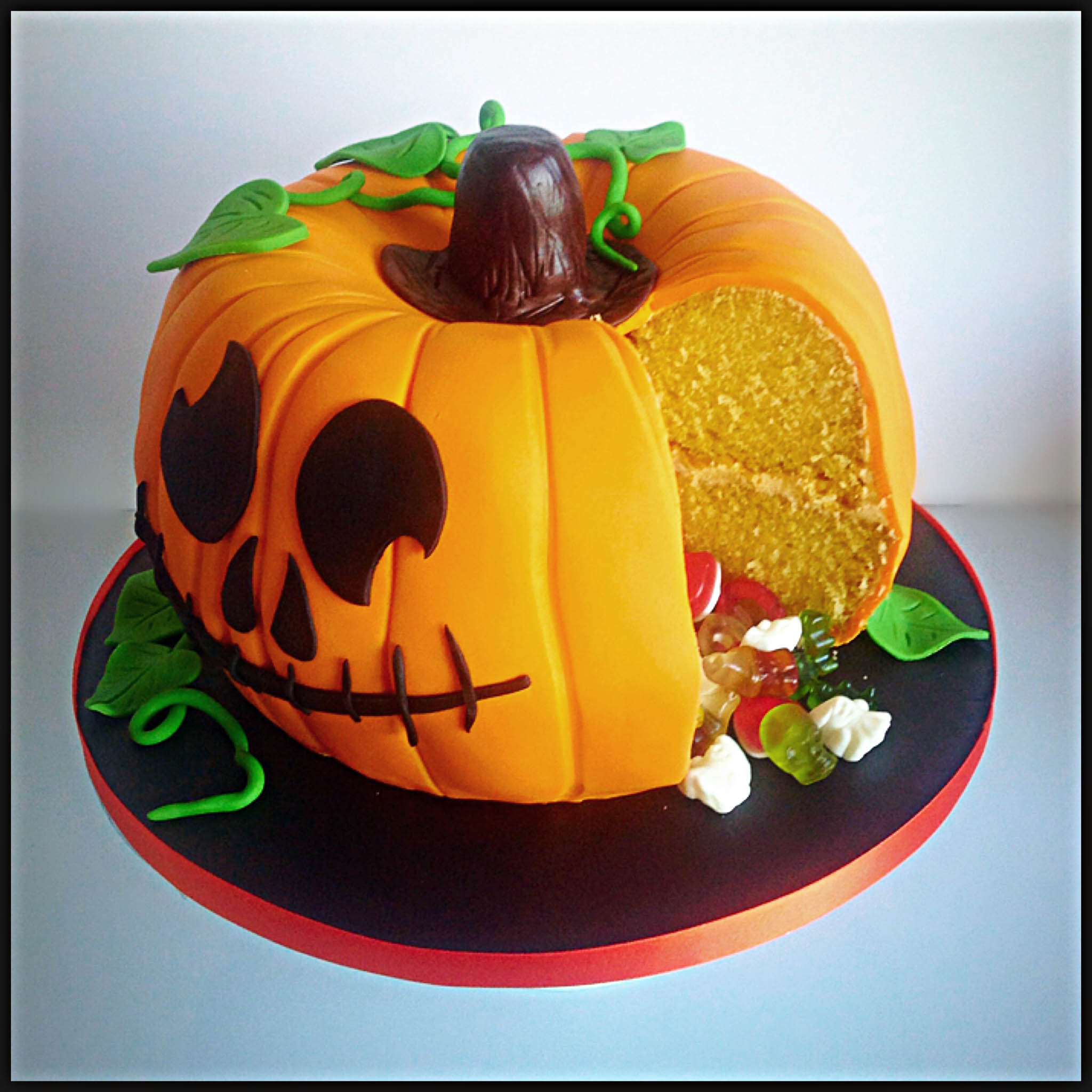 Halloween Pumkin Cakes
 How To Make A Party Pumpkin Piñata Cake
