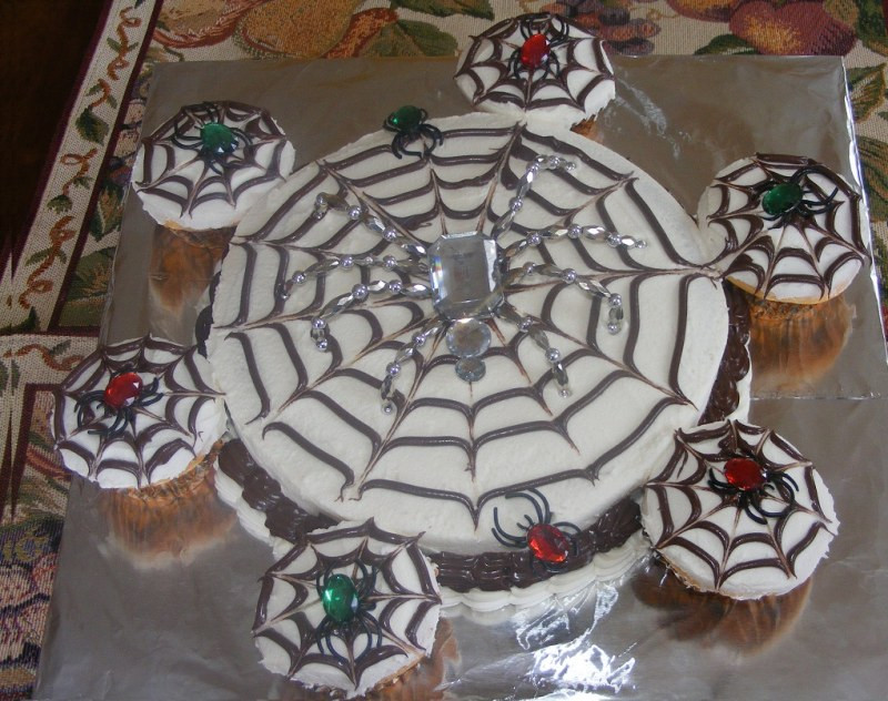 Halloween Spider Cakes
 Halloween Spiderweb Cake