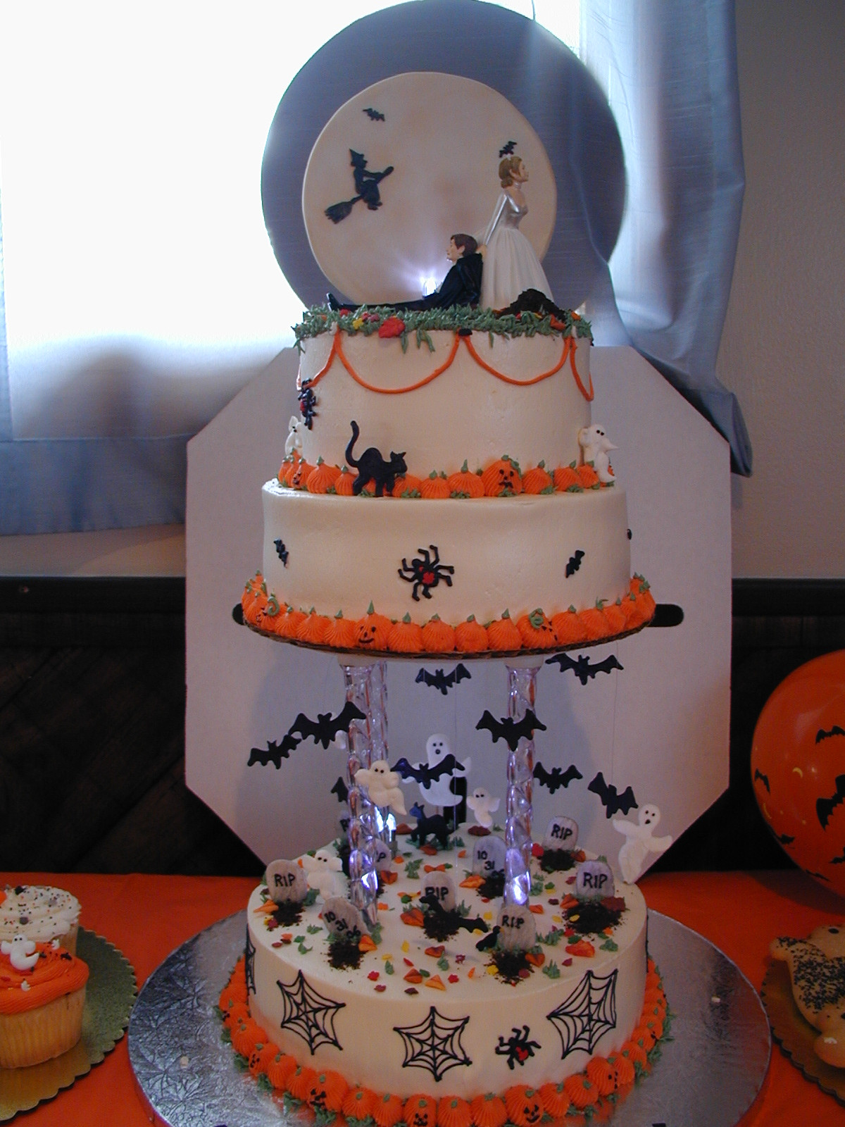 Images Of Halloween Cakes
 Halloween Wedding Cake Cake Idea Red Velvet