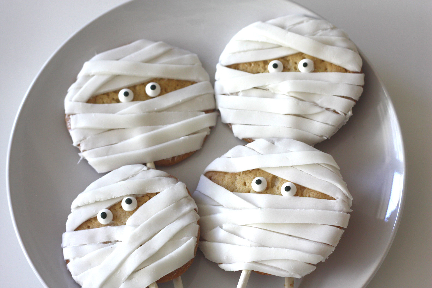 Mummy Cookies For Halloween
 Easy Mummy Cookie Pops DIY