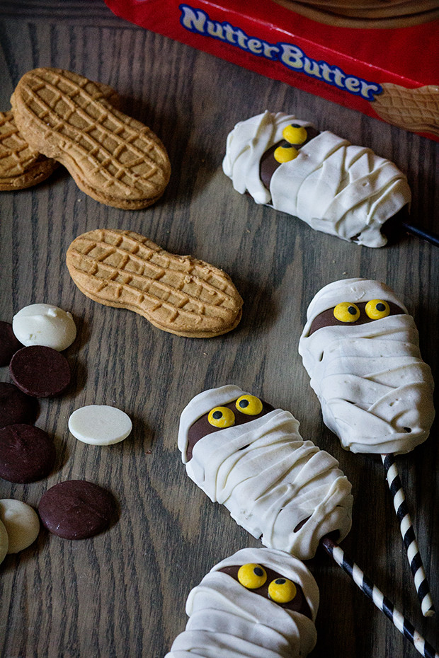 Mummy Cookies For Halloween
 Fluffer Nutter Mummy Cookie Pops