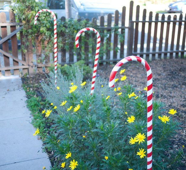 Outdoor Christmas Candy Canes
 DIY Outdoor Christmas Decoration Ideas