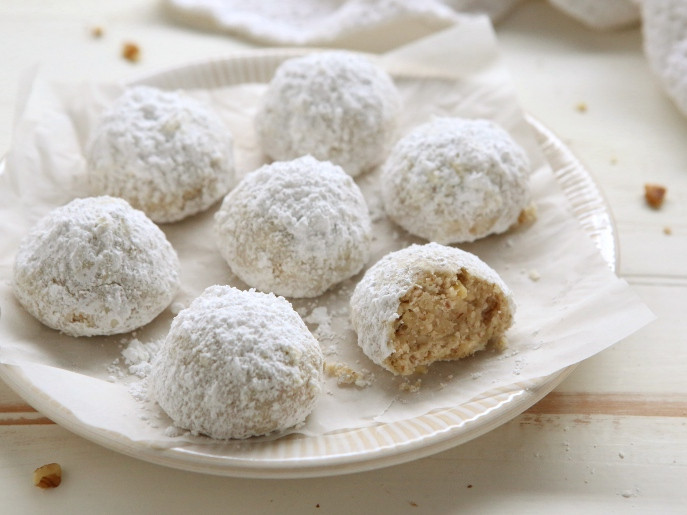 Walnut Christmas Cookies
 Center Stage Walnut Snowball Cookies with pletely